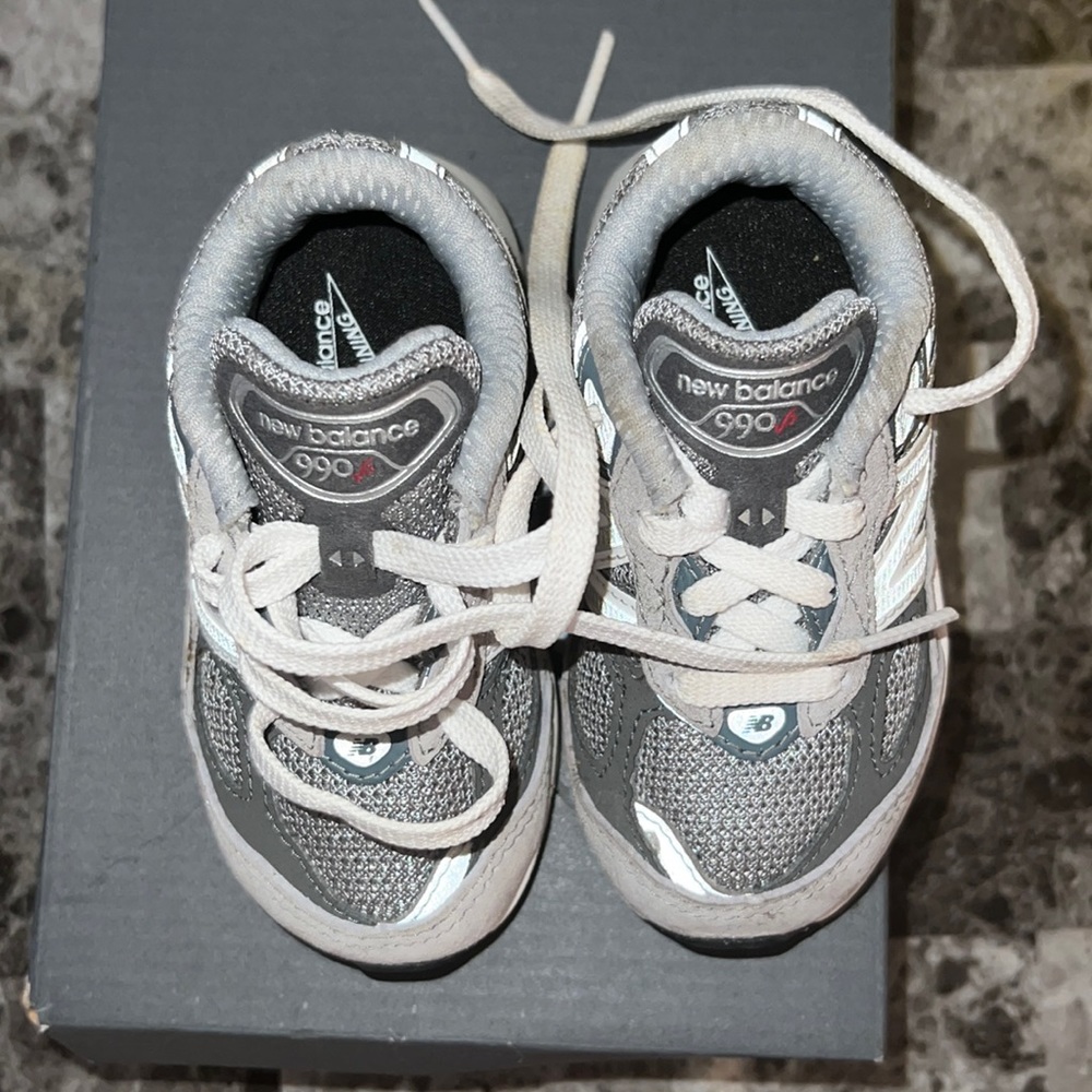 New balance toddler sneakers 5c 990 v6